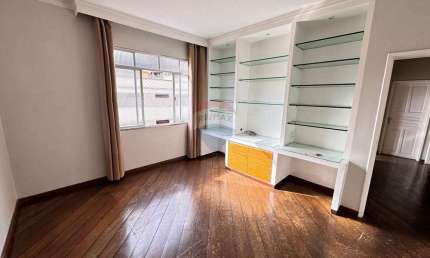 apartamento de 3 quartos, 2 banheiros, sala, cozinha ampla com dependência de empregada, 3 lances de escada.