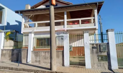 Casa à venda, com 4 quartos, sendo 2 suítes, ampla varanda, ampla área aberta e edícula
