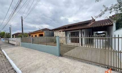 Casa com 03 dormitórios no Adhemar Garcia Joinville
