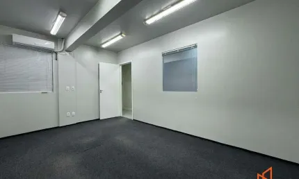 Sala comercial piso superior no anita garibaldi joinville.