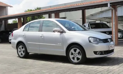 Volkswagen polo sedan comfort. i motion 1.6 t.flex 4p - prata - 2013/2014