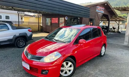 Nissan tiida sl 1.8/1.8 flex 16v aut.  - vermelha - 2012/2013
