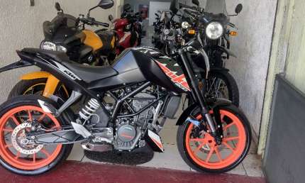  ktm duke 200 absimpecavel com apenas 16.000km a toda prova