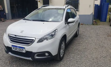 Carro recém revisado, pneus traseiros novos e dianteiros com um ano