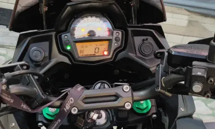Kawasaki versys tourer ano 2019, cor cinza grafite.