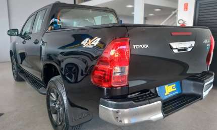 Hilux-2-8-srv-diesel-4x4-201