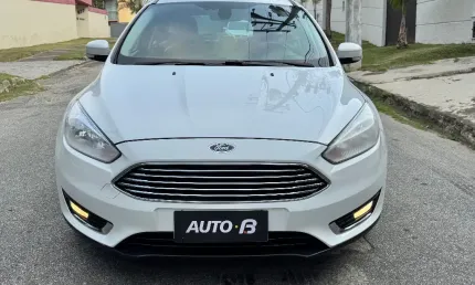 Câmbio automático de 6 marchas freios abs airbags frontais e laterais  ar condicionado dual zone con