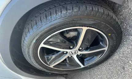 Honda hrv 1.8. km 57.000. pneus novos goodyear. carro de mulher. prata. 