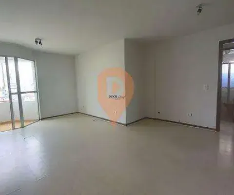 Apartamento centro, 3 banheiros, 9º andar, 1 vaga coberta e livre.