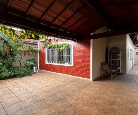 Casa isolada, 3 dorms , 3 vagas , edícula, mobiliada , excelente localização!!!