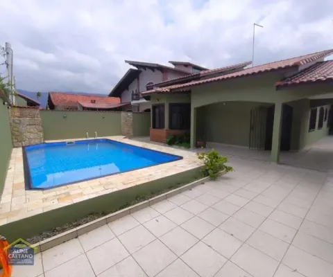 Casa isolada 130 mts do mar, pronta para morar, financia!