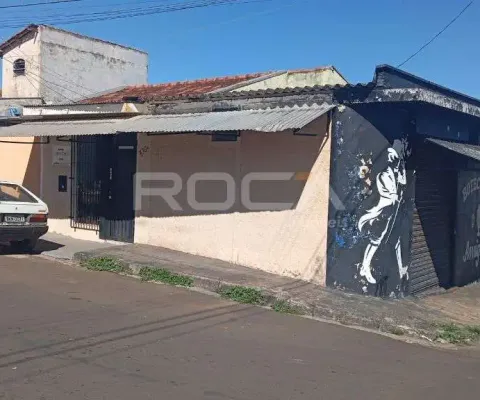 Casa grande de esquina, com o espaço atual dividido em três ambientes: um bar, que possui dois salões integrados e um banheiro. um espaço comercial, que possui duas salas e um banheiro. e uma residênc