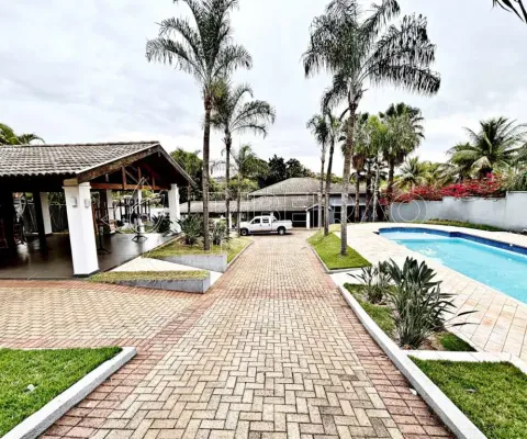 Casa em condomínio para locação com 3 suítes e piscina