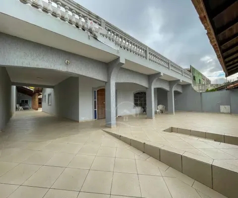 Casa sobrado à venda com piscina, 3 quarto(s),  sendo 3 suíte(s)  no bairro centro, 0 metros da praia, peruíbe-sp