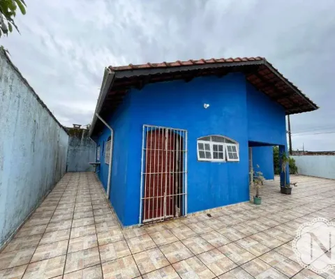 Oportunidade única a 300 metros da praia: imóvel em lote inteiro com 3 quartos e área de lazer
