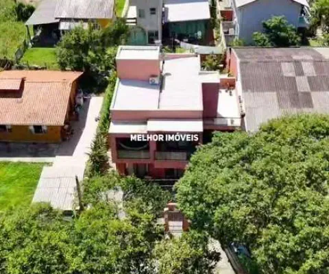 Casa duplex á venda com 4 dormitórios localizada na praia mariscal em bombinhas.