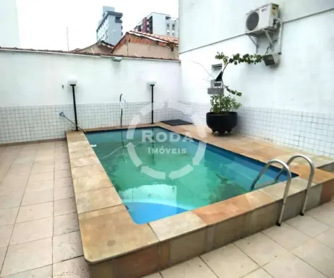 Casa sobresposta baixa com 3 quartos sendo 2 suítes e piscina privativa e salão com churrasqueira 2 vagas no aparecida em santos