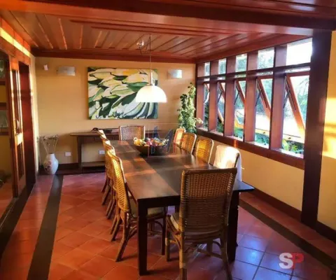 Bela casa em ubatuba, 500m² a.u., 4 quartos (1 suíte), salas, varanda, cozinha, piscina, churrasqueira, vista p/ o mar e 2 vagas. ref 16.713 -