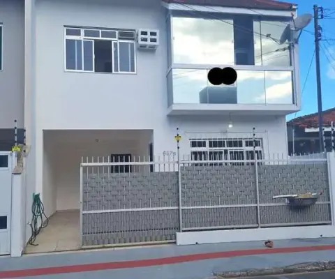 Casa no centro de bc - 3 dormitórios sendo 1 suíte, 1 vaga e bem localizado