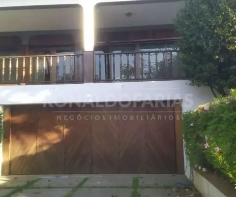 Excelente casa térrea em condomínio com 900m² de terreno e 500m² de construção. no jd. bela vista