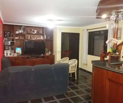 Sobrado à venda com 3 dormitórios e 2 vagas na região do jardim consorcio.