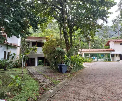 Sensacional casa em condomínio para venda com 5 quartos, sendo 5 suítes, 370m²