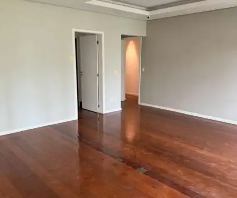 Excelente e luxuoso apartamento localizado no melhor ponto residencial da savassi. 04 quartos sendo 02 suítes, 02 amplas salas de estar e jantar, cozinha com armários, fogão embutido com coifa, acabam