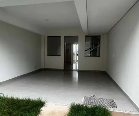 Casa com excelente acabamento sendo 03 quartos arejados com vista para a cidade e a poucos metros da praça milton campos.