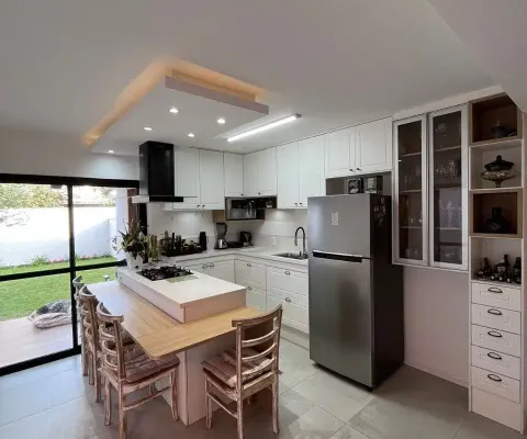 Maravilhosa casa residencial de 3 dormitórios no bairro campeche
