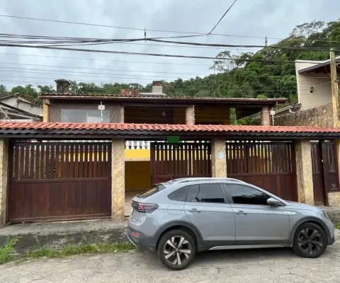 Casa para locação, com 3 suítes, localizada ao lado do centro de caraguatatuba