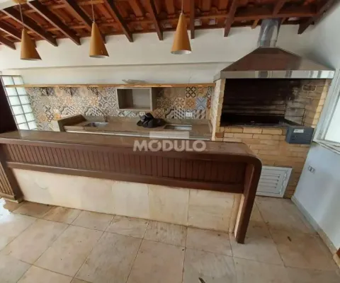 Casa com 5 quartos para alugar na Rua Carajás, --, Tabajaras, Uberlândia