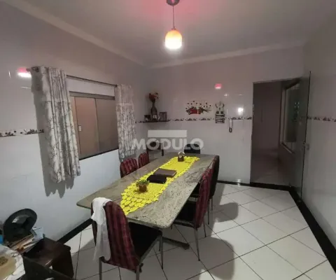 Casa com 5 quartos para alugar na Rua das Violetas, --, Cidade Jardim, Uberlândia