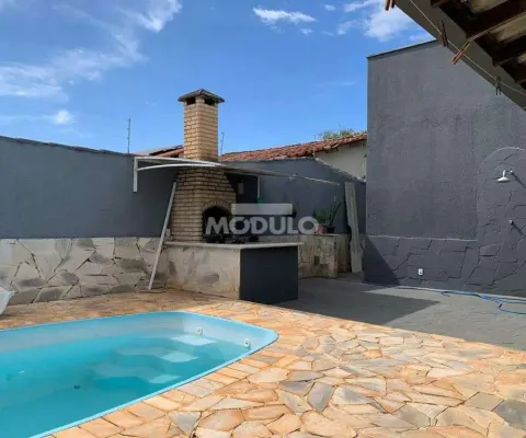 Casa com 3 quartos para alugar na Rua João Balbino, --, Santa Mônica, Uberlândia