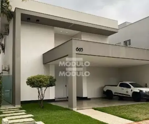 Casa de alto padrão em condomínio fechado – pronta para morar!