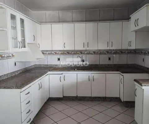 Apartamento com 3 quartos para alugar na Rua Professor João Basílio, --, Martins, Uberlândia