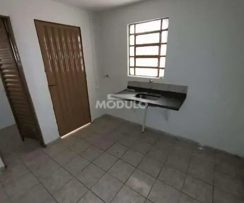 Casa com 1 quarto para alugar na Rua Tenente Virmondes, --, Centro, Uberlândia