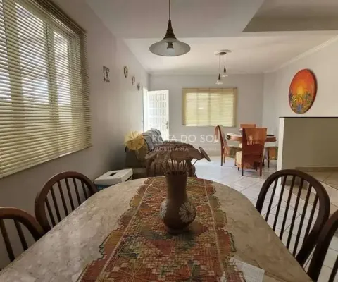 Casa mobiliada com 3 quartos e 3 vagas na meia praia itapema