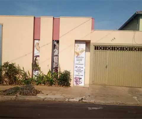 Bela casa no santa paula com um salão comercial na frente.