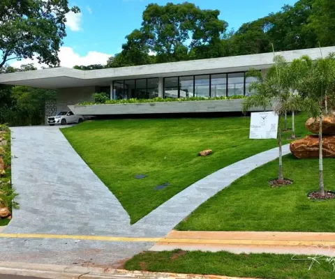 Casa de alto padrão no aldeia do vale com 4 suítes, piscina knife edge e arquitetura by peter bal