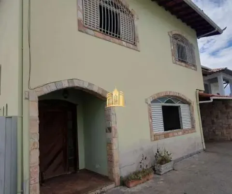 Casa espaçosa e bem localizada no centro de esmeraldas: 7 quartos, 3 suítes, 3 salas, 5 banheiros, 5 vagas - 430m² - r$850 mil