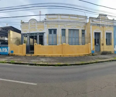 Casa com 8 quartos e 2 banheiros à venda no centro, com 558m²