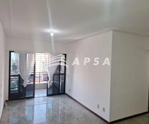 Excelente apartamento, no coração da ponta verde, composto por sala em l, varanda, 03 quartos, sendo