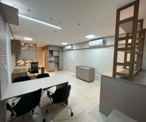 Sala comercial para locação ou venda com 37,00 metros quadrados, mobiliada e andar alto com vista.