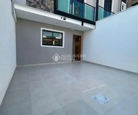 Casa com 2 quartos para alugar na Rua Petrogrado, 1103, Jardim Santo Alberto, Santo André