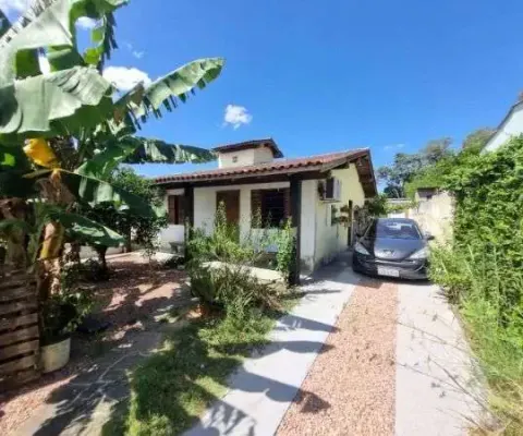 Casa com 2 quartos à venda na Rua Professor Joaquim Louzada, --, Camaquã, Porto Alegre