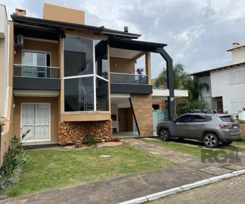 Casa em condominio com excelente padrão construtivo, possui 3 dormitórios, sendo 1 suíte máster com closet e sacada