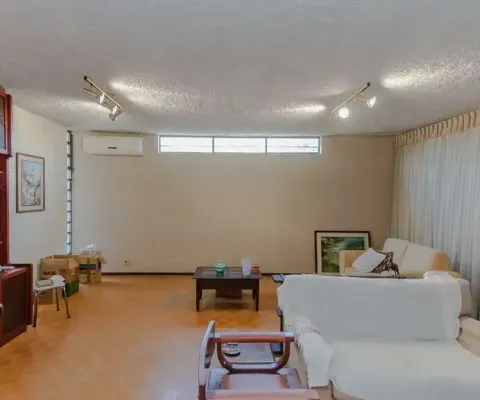 Casa com 3 dormitórios com 279.5m², no bairro três figueiras