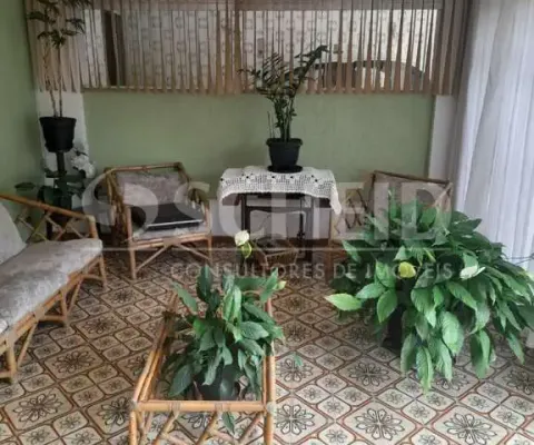 Casa térrea de esquina, com 3 dormitórios, 1 suíte e 3 vagas, em interlagos.