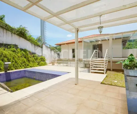 Casa reformada com 4 suítes e piscina no jardim guedala