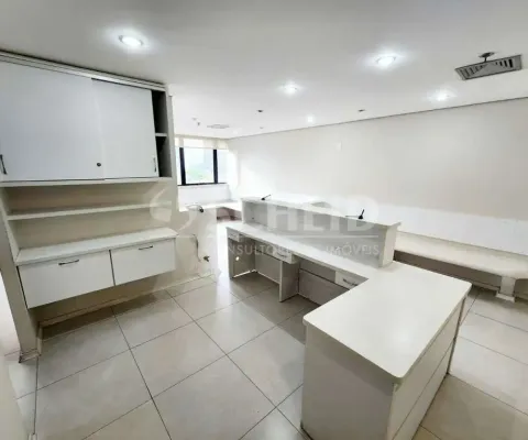 Conjunto comercial pronto para uso com 120m² úteis, 4 consultórios e 5 banheiros, na adolfo pinheiro